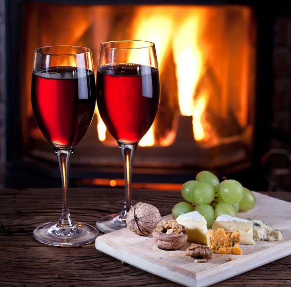 Vasos de vino, queso y nueces . — Foto de Stock