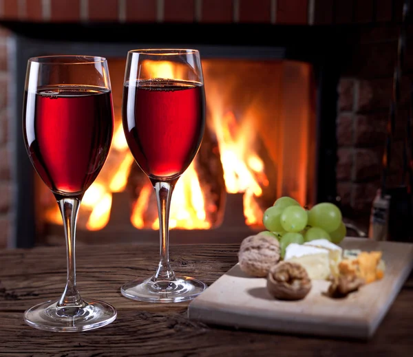 Glas vin, ost och nötter. — Stockfoto