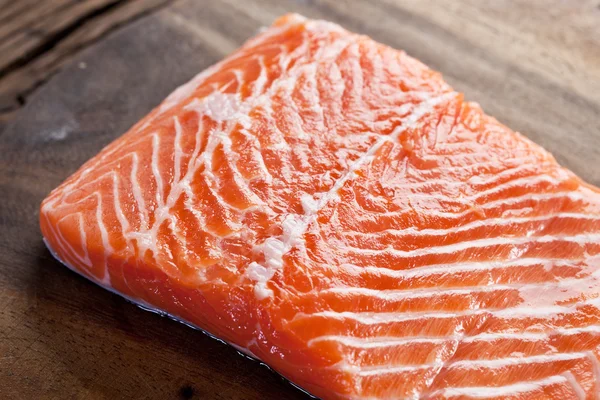 Filete de salmón en una tabla de talla de madera. —  Fotos de Stock