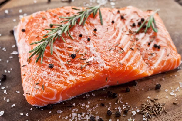 Filet de saumon sur une planche à découper en bois. — Photo