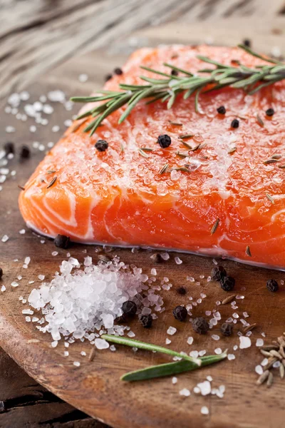 Filet de saumon sur une planche à découper en bois. — Photo