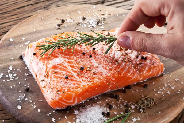 Filete de salmón en una tabla de talla de madera. — Foto de Stock