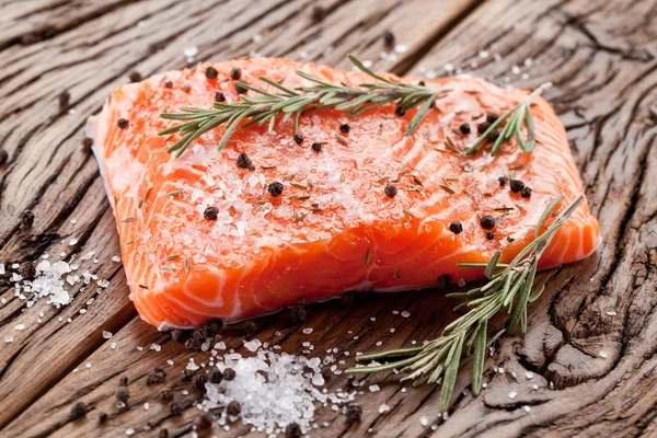 Filetto di salmone su un tagliere di legno. — Foto Stock