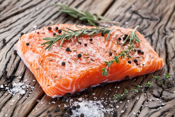 Filete de salmón en una tabla de talla de madera. —  Fotos de Stock