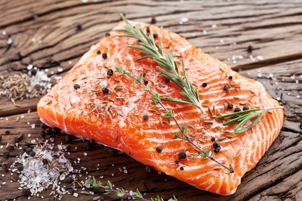 Filetto di salmone su un tagliere di legno. — Foto Stock