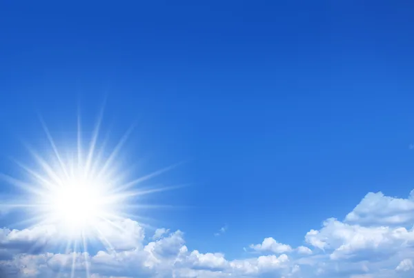 Сияющее солнце на голубом небе . — стоковое фото