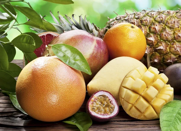 Frutas exóticas sobre una mesa de madera. — Foto de Stock