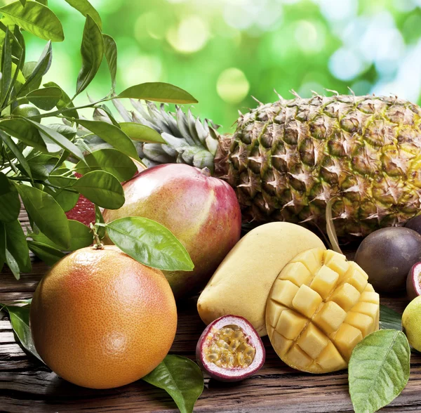 Frutos exóticos em uma mesa de madeira. — Fotografia de Stock