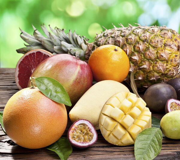 Экзотические фрукты на деревянном столе.