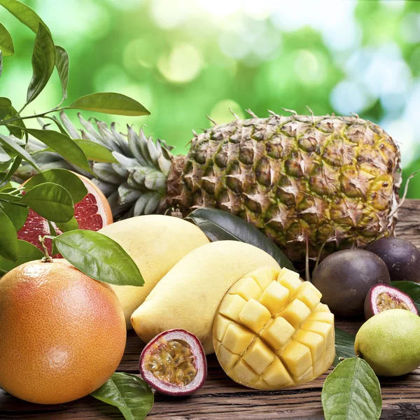 Frutas exóticas sobre una mesa de madera. — Foto de Stock