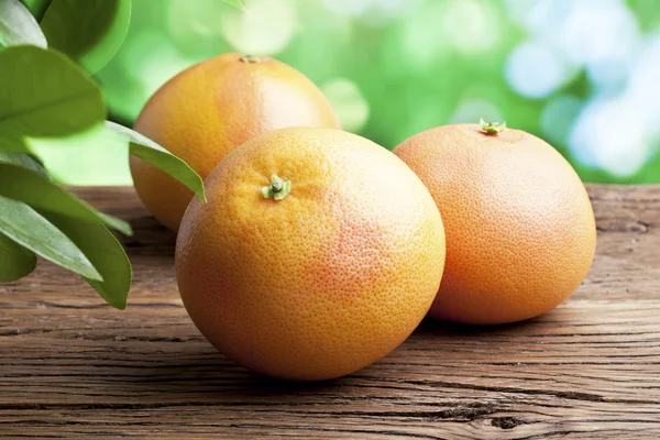 Pomelos sobre una mesa de madera . — Foto de Stock