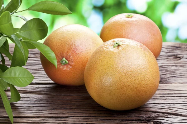 Pomelos sobre una mesa de madera . —  Fotos de Stock