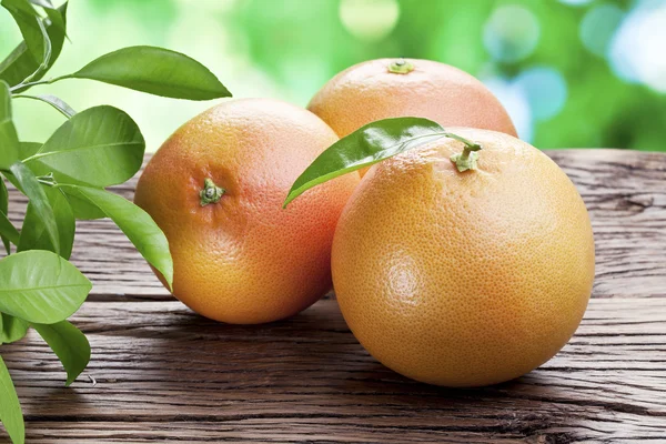 Pomelos sobre una mesa de madera . —  Fotos de Stock