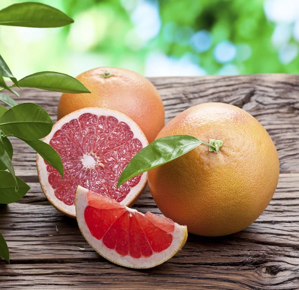 Grapefruits on a wooden table. — Stock Photo, Image