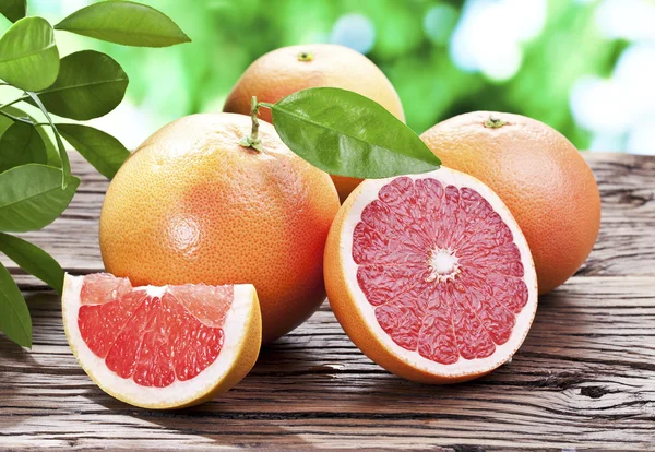 Pomelos sobre una mesa de madera . — Foto de Stock