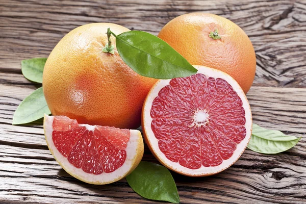 Grapefruit-levelekkel. — Stock Fotó