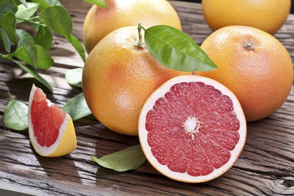 Grapefrukt på ett träbord. — Stockfoto