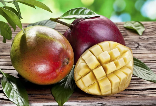 Frutta di mango su un tavolo di legno . — Foto Stock