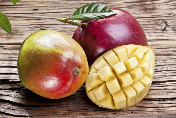 Mango vruchten op een houten tafel. — Stockfoto