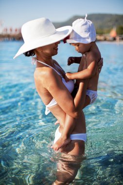 Anne ve kızı deniz suyu kalıyor.