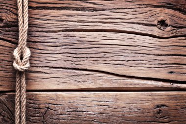 Gemici düğümü eski ahşap arka plan üzerinde.