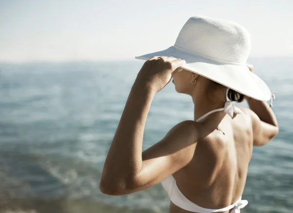 Młoda kobieta sunbathering nad morzem. — Zdjęcie stockowe