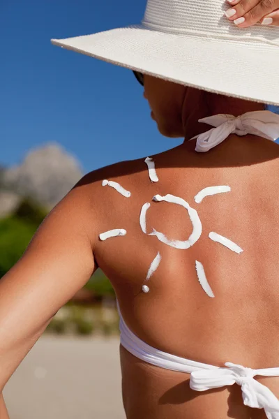 鞣洗剂在女人的肩上太阳的形状. — 图库照片