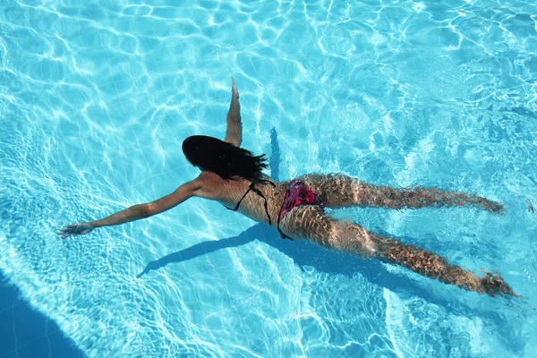 Молодая женщина под водой в бассейне . — стоковое фото