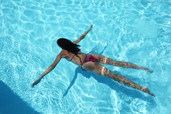 Young woman under water in the swimming pool. — Stock Photo, Image