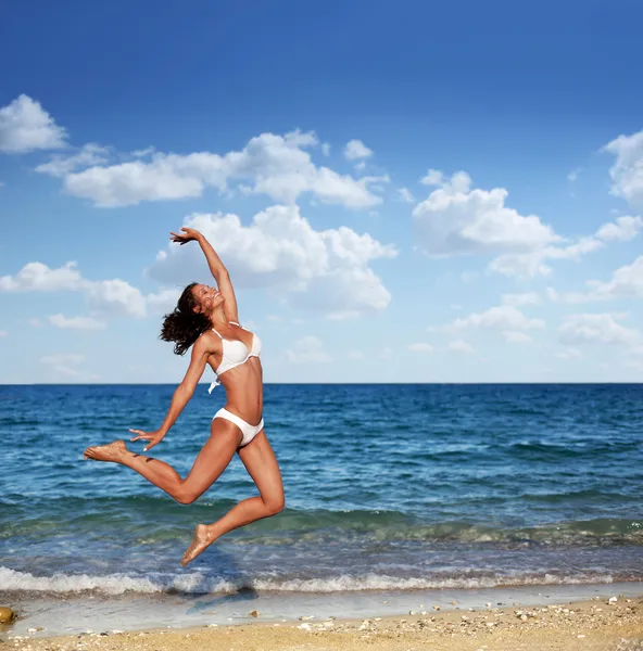 Ung kvinna njuter av sommaren vila vid havet. — Stockfoto