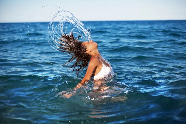 Mulher salpicando água com o cabelo . — Fotografia de Stock