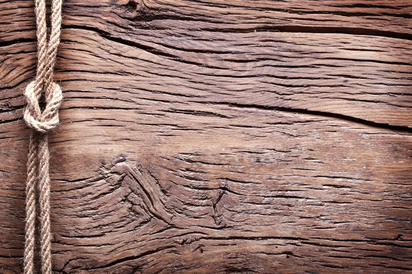 古い木製の背景上の船員の結び目. — ストック写真