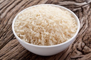 çiğ pirinç bir kase