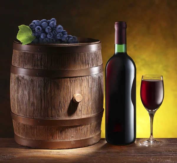 Şarap varil, şişe ve cam ile natürmort. — Stok fotoğraf