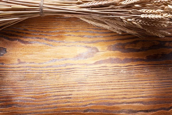 A búza, a régi fából készült asztal fül. — Stock Fotó