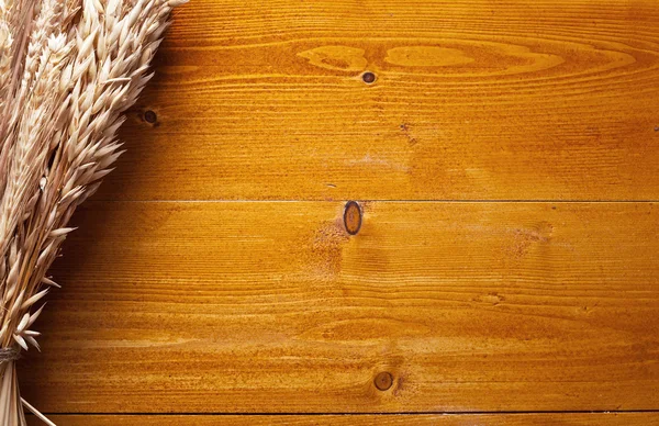 麦穗旧木制的桌子上. — 图库照片