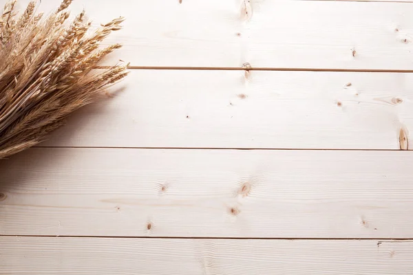 Oreilles de blé sur une vieille table en bois . — Photo