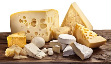 eski ahşap masa üzerinde peynir farklı türleri.