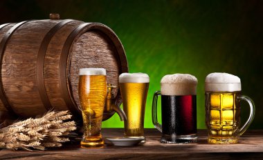 bira bardakları, yaşlı meşe fıçı ve buğday.