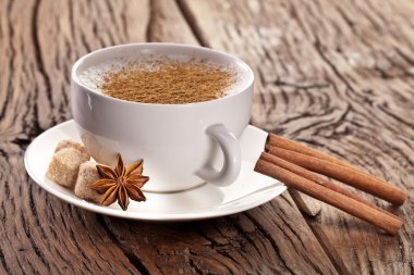 fincan cappuccino baharatlar ile dekore edilmiştir..