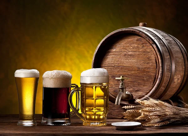 Beer glasses, old oak barrel and wheat ears. — Stock Photo, Image