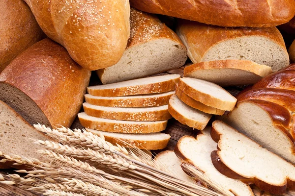 Brood en tarwe. voedsel achtergrond. — Stockfoto