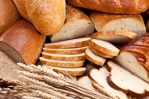 Bröd och vete. mat bakgrund. — Stockfoto