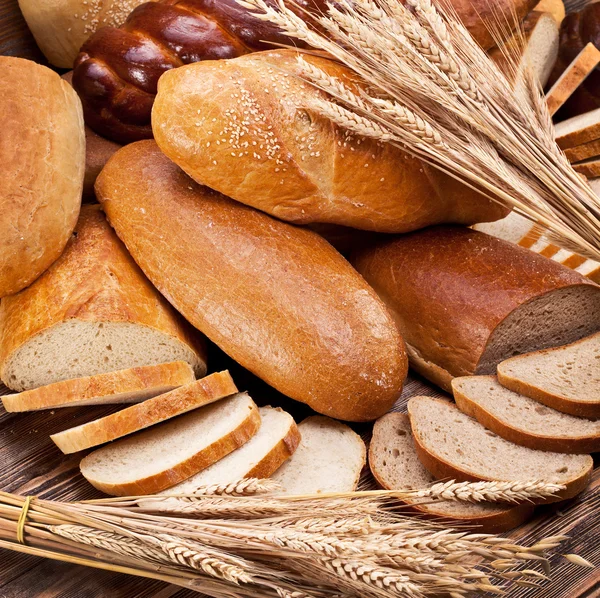 Bröd och vete. mat bakgrund. — Stockfoto