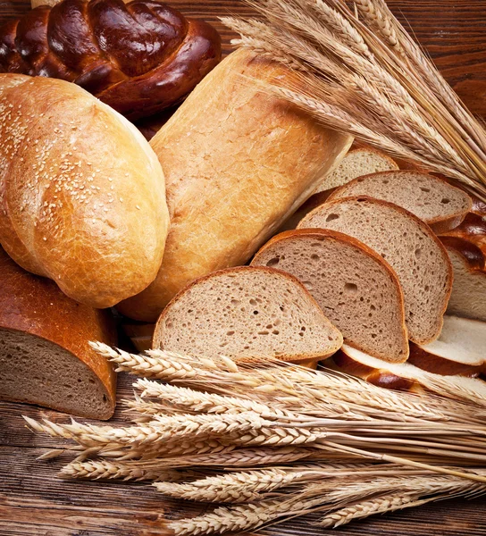 Bröd och vete. mat bakgrund. — Stockfoto