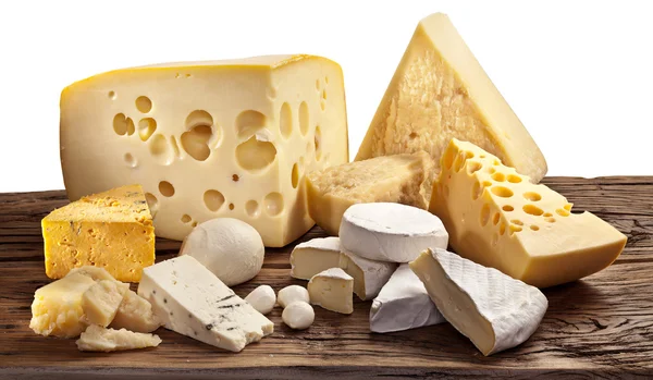 Diferentes tipos de queijo sobre mesa de madeira velha . — Fotografia de Stock