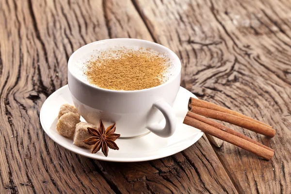 Kopp cappuccino dekorerad med kryddor. — Stockfoto