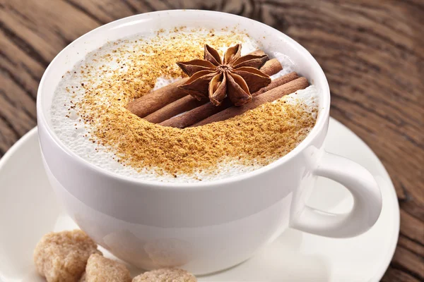 Xícara de cappuccino decorado com especiarias . — Fotografia de Stock