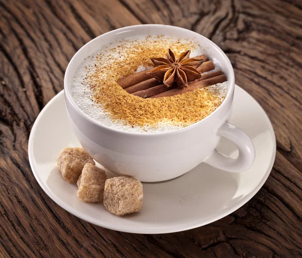 Tasse Cappuccino mit Gewürzen. — Stockfoto