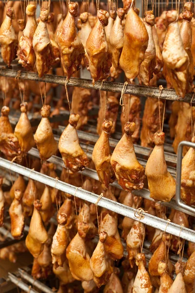Produzione di cosce di pollo affumicate . — Foto Stock